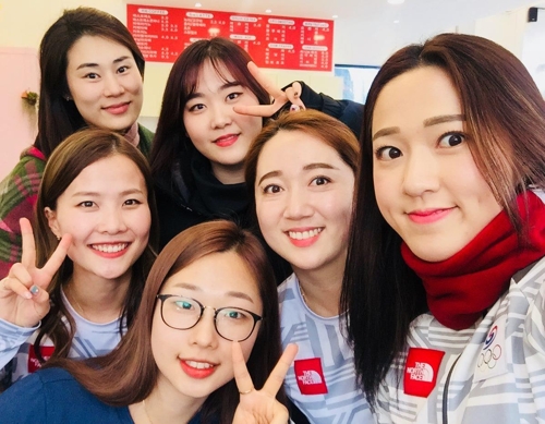 2018 평창동계올림픽에서 은메달을 딴 여자컬링 대표팀이 27일 대구의 한 카페에서 단체 셀카를 찍고 있다. 왼쪽 위부터 시계방향으로 김민정 감독, 김초희, 김영미, 김경애, 김선영, 김은정. 2018.2.28 연합뉴스