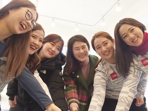 여자컬링 대표팀이 27일 대구의 한 카페에서 단체 사진을 찍고 있다. 왼쪽부터 김초희, 김은정, 김선영, 김경애, 김영미, 김민정 감독. 2018.2.28 연합뉴스