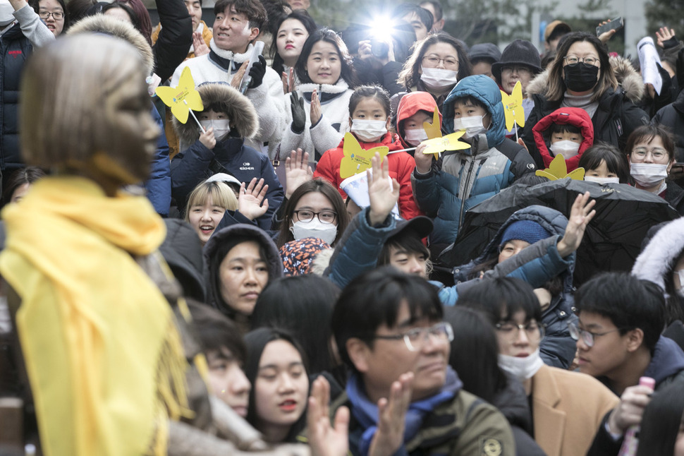 삼일절을 하루 앞둔 28일 낮 서울 종로구 옛 일본대사관 앞에서 ‘제1324차 일본군성노예제 문제해결을 위한 정기 수요시위’가 열려, 어린이들이 나비를 형상화한 손피켓을 든 채로 참석하고 있다. 김성광 기자 flysg2@hani.co.kr