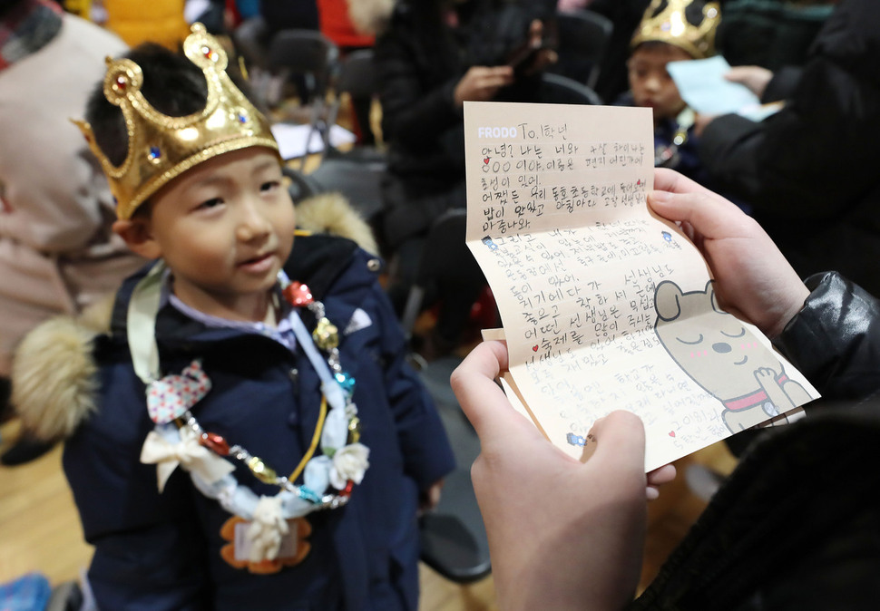 6학년 선배가 입학생에게 손편지를 써서 읽어주고 있다.  신소영 기자