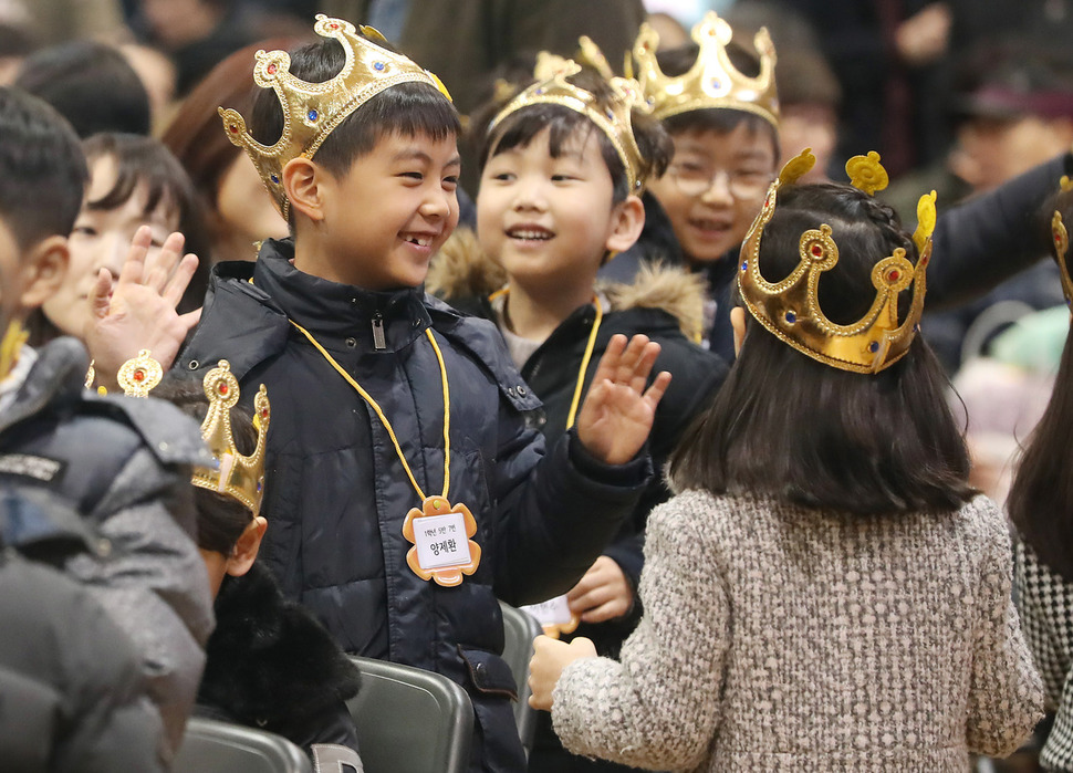 2일 오전 서울 성동구 옥수동 동호초교에서 열린 2018학년도 신입생 입학식에서 입학생들이 서로 반갑게 인사하고 있다. 신소영 기자 viator@hani.co.kr