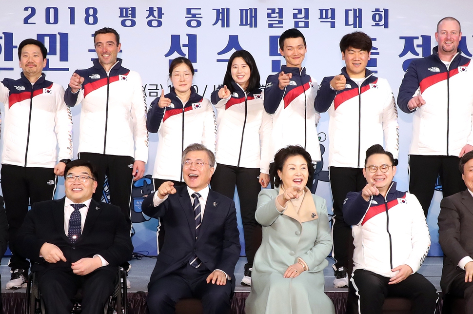 한국 장애인 알파인스키 대표팀 선수들이 2일 오후 서울 세종문화회관 세종홀에서 열린 2018 평창겨울패럴림픽 한국 선수단 출정식에서 문재인 대통령과 함께 ‘알파인 가자!’를 외치고 있다. 연합뉴스
