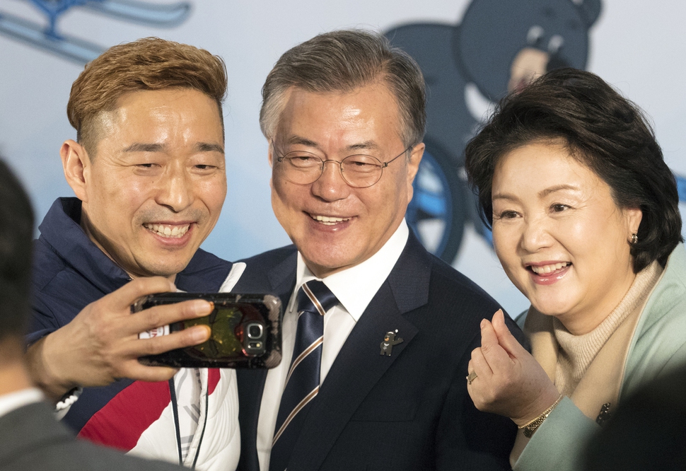 한국 장애인아이스하키 대표팀 주장 한민수 선수가 2일 오후 서울 세종문화회관에서 열린 2018 평창겨울패럴림픽 선수단 결단식이 끝난 뒤 문재인 대통령, 김정숙 여사와 사진을 찍고 있다. 연합뉴스
