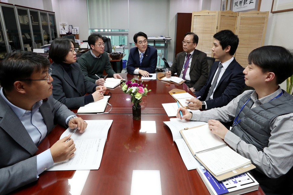 박용진 더불어민주당 의원(가운데)은 과거 진보진영에서 함께 일했던 사람들(박 의원의 오른쪽)과 경제 및 금융 전문가(박 의원의 왼쪽)로 보좌진을 구성했다. 박 의원은 “두 그룹이 잘 협력해서 시너지 효과를 내고 있는 것 같다”고 말했다. 사진은 박 의원과 보좌진이 지난 26일 회관 사무실에서 회의를 하는 모습.   강재훈 선임기자 khan@hani.co.kr