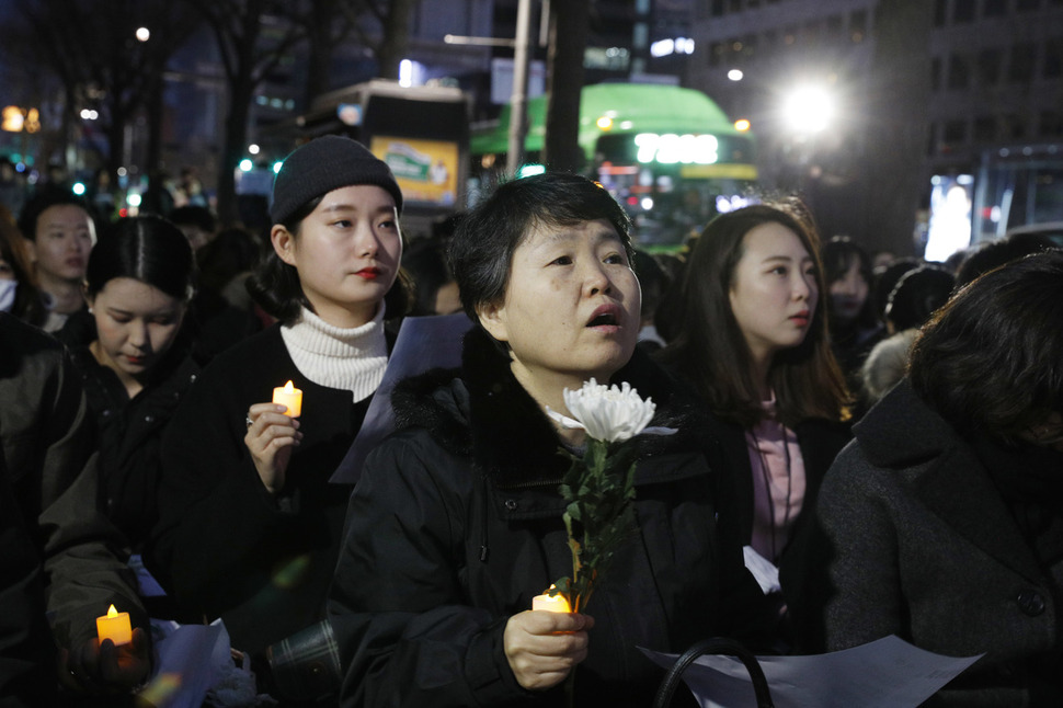서울아산병원에서 일하다 설 연휴 선배를 만나고 돌아와 스스로 목숨을 끊은 고 박아무개 간호사를 추모하는 집회가 3일 오후 서울 종로구 세종로 네거리에서 열려 고인을 추모하기 위해 모인 간호사들이 첫마음을 되새기며 다시 나이팅게일 선서를 하고 있다. 고인을 추모하기 위해 모인 이들은 한 목소리로 간호사 안 가혹행위인 `태움&#39; 문화 근절을 촉구했다. 이정아 기자 leej@hani.co.kr