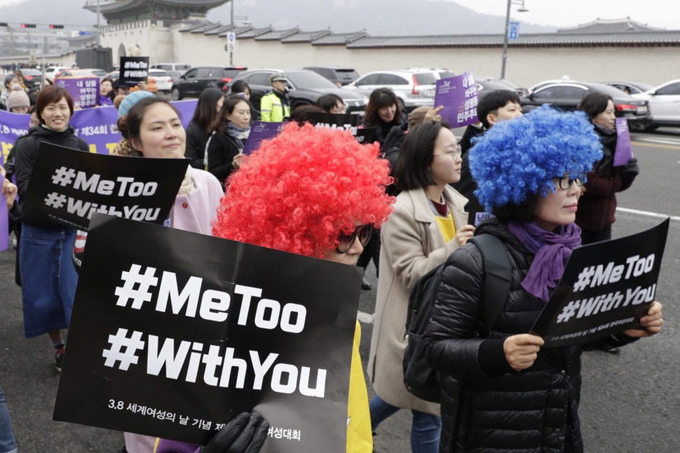 가발 등으로 익살스럽게 꾸민 참가자들이 4일 오후 서울 광화문광장 일대에서 2018 한국여성대회 거리행진을 하고 있다. 김성광 기자