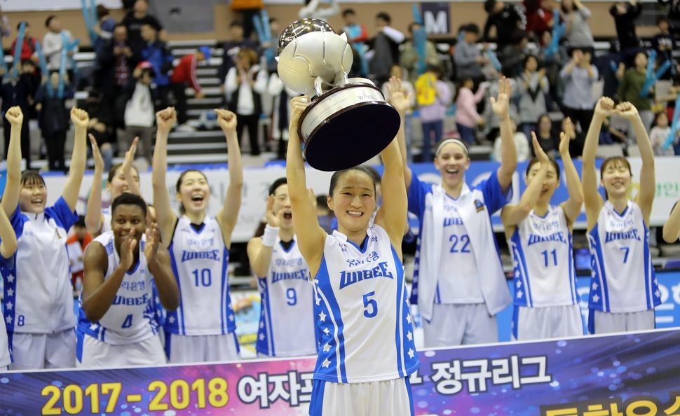 우리은행 선수들이 4일 충남 아산 이순신체육관에서 열린 2017~2018 시즌 여자프로농구 신한은행과의 경기에서 이겨 정규리그 우승을 확정한 뒤 환호하고 있다. 아산/연합뉴스