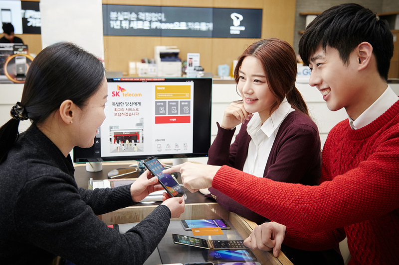 에스케이텔레콤 직영대리점에서 고객들이 상담을 받고 있는 모습. 에스케이텔레콤 제공