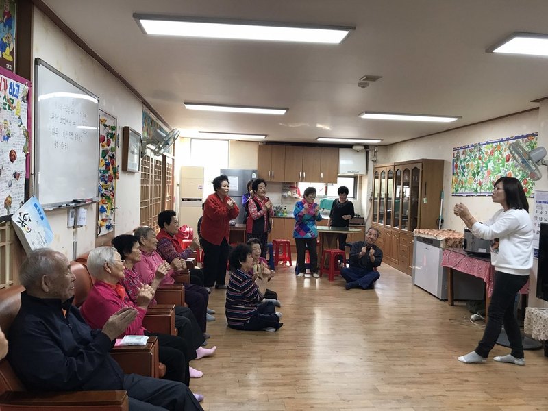 광주평생교육진흥원이 지난 해 11월 광주시 광산구 첨단지구 한 아파트 경로당에서 노년 행복 디자인 코치 과정 수강생들의 실습 교육을 진행하고 있다. 광주평생교육진흥원 제공
