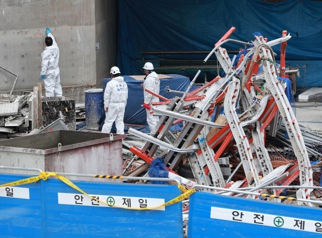 4일 부산 해운대 엘시티 공사장에서 국립과학수사연구원이 2차 정밀 감식을 하고 있다.  연합뉴스