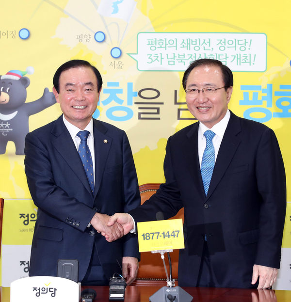 5일 국회에서 장병완 민주평화당 원내대표(왼쪽)와 노회찬 정의당 원내대표가 만나 악수하고 있다. 평화당은 이날 정의당에 공동교섭단체 구성을 공식 제안했다. 사진 연합뉴스.