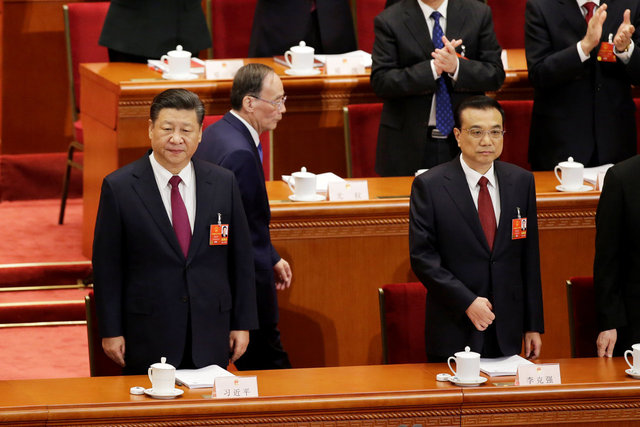 시진핑 중국 국가주석(왼쪽)과 리커창 총리(오른쪽)가 5일 베이징 인민대회당에서 열린 전국인민대표대회 개막식에 참석해 있다. 뒤편으로 왕치산 전 정치국 상무위원이 지나가고 있다. 베이징/로이터 연합뉴스