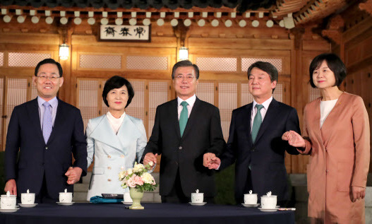 [한겨레 사설] 청와대 회동, 초당적 외교안보협력 계기 되길