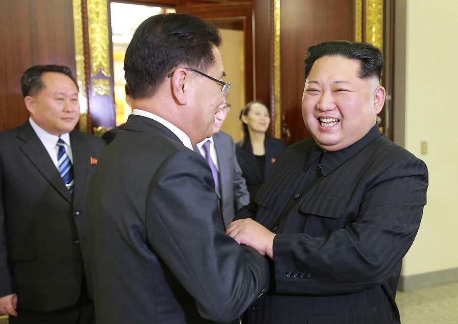 김정은 북한 노동당 위원장이 5일 북한을 방문 중인 정의용 수석 대북특사를 만나 반갑게 인사하고 있다. 청와대제공