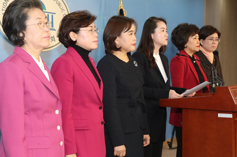 자유한국당 여성의원들이 6일 서울 국회 정론관에서 안희정 전 충남지사의 성폭행 의혹 사태와 관련해 기자회견을 열어 신보라 원내대변인이 성명서를 발표하고 있다. 신소영 기자 viator@hani.co.kr