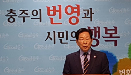 성추행 당사자로 지목된 우건도 민주당 충주시장 후보가 6일 충주시청에서  연 기자회견에서 성추행 의혹을 부인하고 있다.연합뉴스 제공