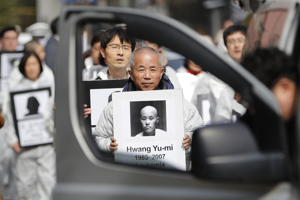 삼성공장 반도체 공장에서 일하다 백혈병으로 숨지면서 반도체 공정의 직업병 논란을 세상에 처음 알린 고 황유미 씨의 11주기인 6일 오후 ‘삼성 산재사망 노동자 추모의 날’ 행진에 참가한 이들이 서울 용산구 한남동 리움미술관을 출발해 서초동 삼성전자 앞 반올림 농성장으로 향하고 있다. 맨 앞은 황 씨의 아버지 황상기 씨. 이정아 기자 leej@hani.co.kr