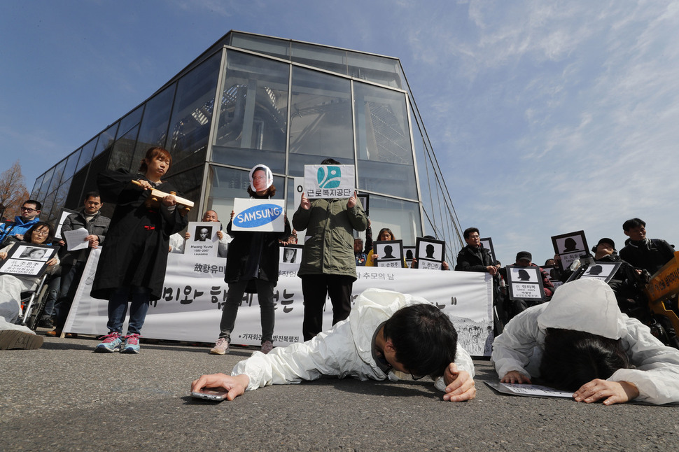삼성공장 반도체 공장에서 일하다 백혈병으로 숨지면서 반도체 공정의 직업병 논란을 세상에 처음 알린 고황유미 씨의 11주기 및 삼성 산재사망 노동자 추모의 날 기자회견이 6일 오전 서울 용산구 한남동 리움미술관 앞에서 열려 인과관계가 입증되지 않았다는 이유로 피해자들의 산재 산청을 기각한 근로복지 공단에 스러진 노동자들을 표현하는 행위극을 벌이고 있다. 이정아 기자