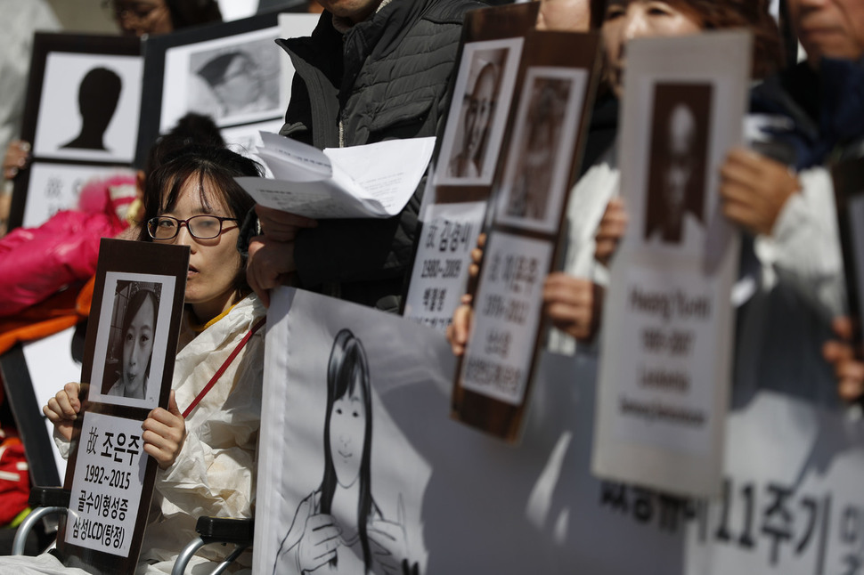 삼성공장 반도체 공장에서 일하다 백혈병으로 숨지면서 반도체 공정의 직업병 논란을 세상에 처음 알린 고 황유미 씨의 11주기 및 삼성 산재사망 노동자 추모의 날 기자회견이 6일 오전 서울 용산구 한남동 리움미술관 앞에서 열리고 있다. 1995년 삼성전자 반도체 사업부 기흥공장에 입사했다 뇌종양에 걸려 장애1급 판정을 받은 한혜경 씨가 휠체어에 앉은 채 경과보고를 듣고 있다. 이정아 기자