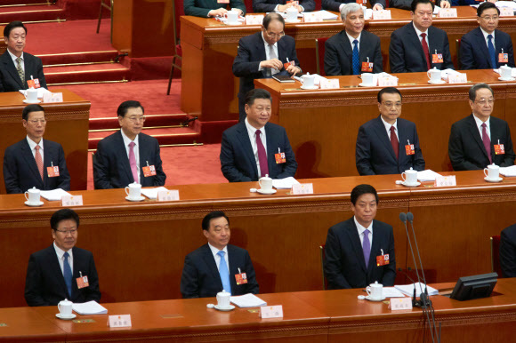 시진핑 중국 국가주석(가운데 줄 중앙) 등 지도부가 6일 전국인민대표대회 행사에 참석하고 있다. 베이징/타스 연합뉴스