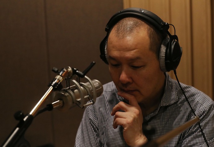 뮤지션 정원영이 5일 서울 마포구 씨제이아지트(CJ Azit) 녹음실에서 생각에 잠겨 있다. 정원영은 3년 만에 발표하는 새 음반 <테이블세터>를 이곳에서 녹음했다. 백소아 기자 thanks@hani.co.kr