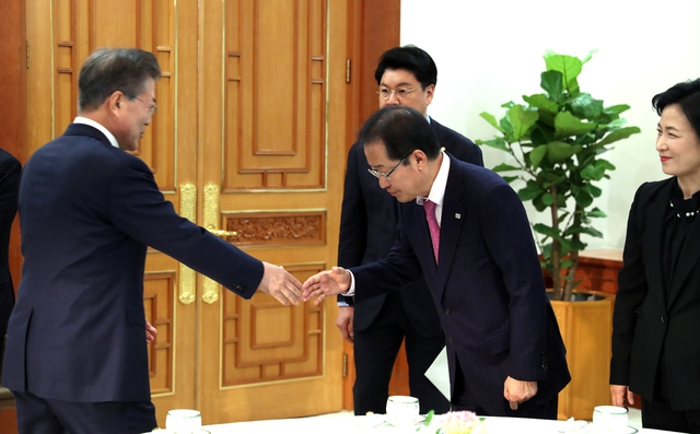 홍준표 자유한국당 대표가 7일 낮 청와대에서 열린 여야 대표 오찬 간담회에 참석, 문재인 대통령에게 인사하며 악수하고 있다. 연합뉴스