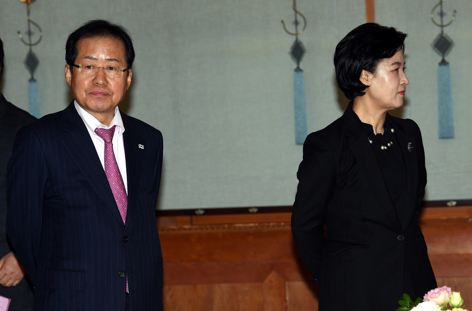 홍준표 자유한국당 대표와 추미애 더불어민주당 대표가 7일 오후 청와대에서 열린 여야 5당 대표 오찬 회동을 기다리고 있다. 청와대사진기자단