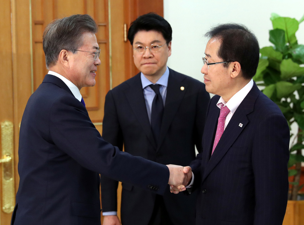 문재인 대통령이 7일 낮 청와대에서 열린 여야 대표 오찬 간담회에 참석, 홍준표 자유한국당 대표와 악수하고 있다. 청와대사진기자단