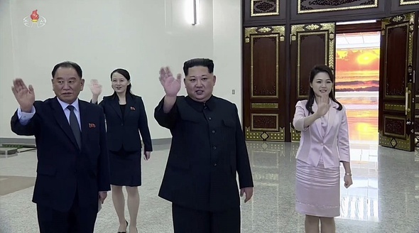 북측 배웅받는 특사단 (서울=연합뉴스) 북한 조선중앙TV는 6일 오후 김정은 노동당 위원장이 전날 문재인 대통령의 대북특별사절대표단과 면담·만찬한 약 10분 분량의 영상을 공개했다. 사진은 만찬이 끝난 뒤 북측이 마련한 차량에 탑승한 특사단을 배웅하는 장면. 왼쪽부터 김영철 노동당 중앙위원회 부위원장 겸 통일전선부장, 김여정 당 중앙위 제1부부장, 김정은 당 위원장, 김정은의 부인 리설주. 2018.3.6 [국내에서만 사용가능. 재배포 금지. For Use Only in the Republic of Korea. No Redistribution] nkphoto@yna.co.kr/2018-03-06 22:13:20/ <저작권자 ⓒ 1980-2018 ㈜연합뉴스. 무단 전재 재배포 금지.>