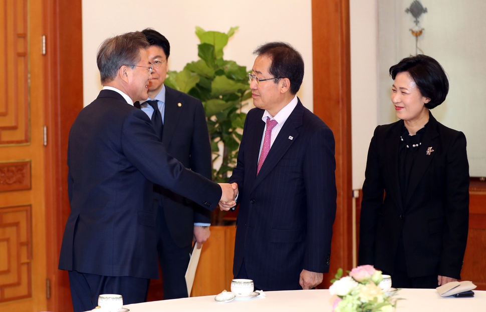 자유한국당 홍준표 대표가 7일 오후 청와대에서 열린 여야 대표 오찬 간담회에서 문재인 대통령과 악수하고 있다. 청와대사진기자단