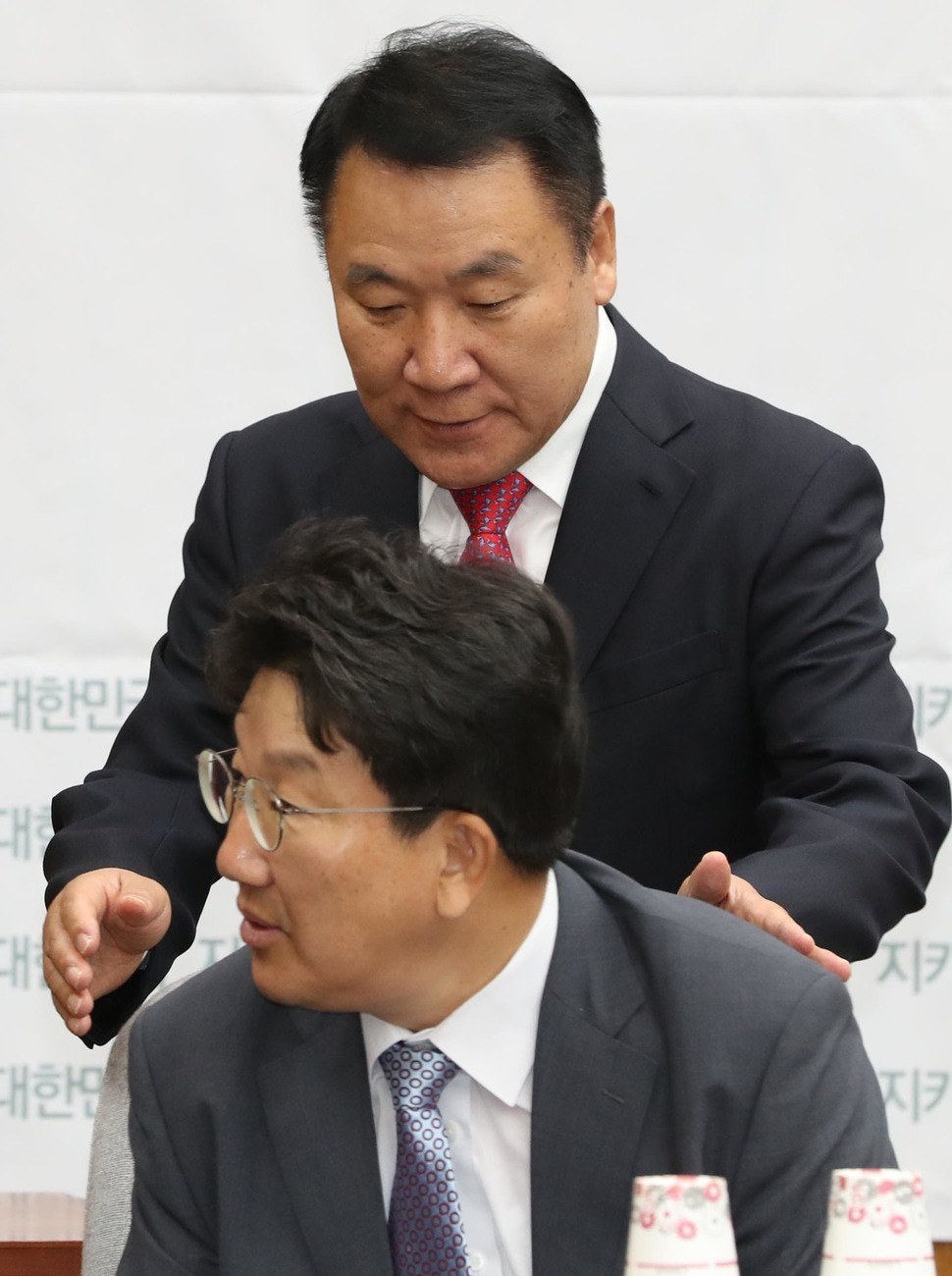 강원랜드 채용비리 의혹을 받고 있는 자유한국당 권성동, 염동열 의원. 이정우 선임기자 woo@hani.co.kr