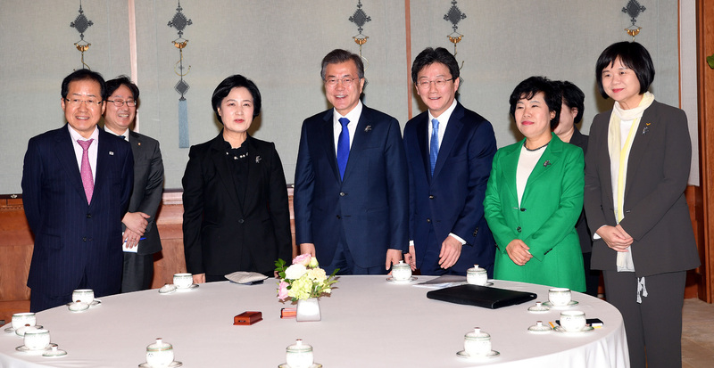 문재인 대통령이 7일 오후 청와대에서 여야 5당 대표와 오찬 회동을 하기에 앞서 열린 차담회에서 기념촬영을 하고 있다. 왼쪽부터 자유한국당 홍준표 대표, 더불어민주당 추미애 대표, 문 대통령, 바른미래당 유승민 공동대표, 민주평화당 조배숙 대표, 정의당 이정미 대표. 청와대사진기자단