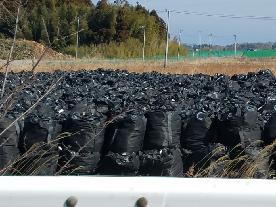 6日日本福島県双葉だねドミオカもとの通りに周辺に放射能製塩廃棄物積み置き場が見える.