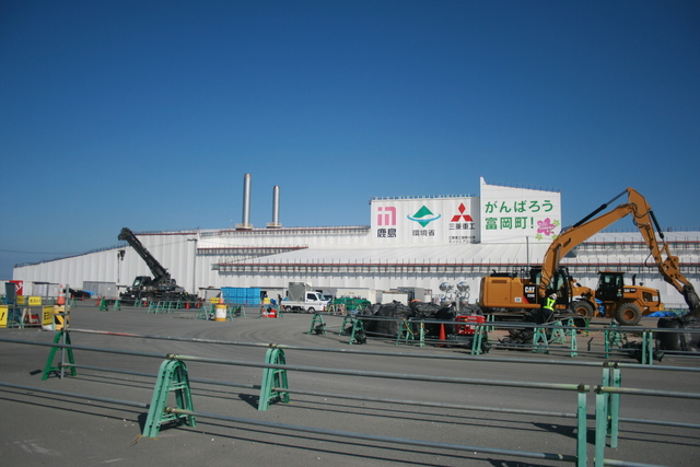 6日日本福島県双葉だねドミオカにある仮説焼却炉で放射能廃棄物処理作業が進行されている.