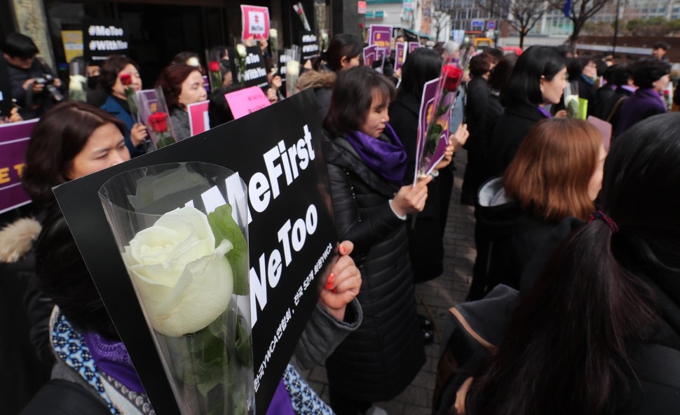 한국와이더블유씨에이(YWCA) 연합회 회원들이 8일 오후 서울 명동거리에서 ‘미투’ 운동 지지와 성폭력 근절을 위한 행진을 하기 전 기자회견을 열어 입장 발표를 하고 있다. 백소아 기자