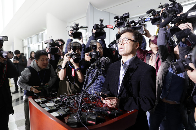 안희정 전 충남지사가 기자회견을 취소한 뒤 한춘섭 충남도 공보관이 안 전 지사에게서 받은 문자 메시지를 읽고 있다.홍성/김명진 기자 littleprince@hani.co.kr