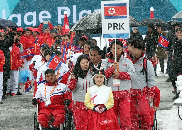 2018 평창겨울패럴림픽 개막을 하루 앞둔 8일 오전 강원도 평창선수촌에서 열린 선수단 입촌식에 북한 대표단이 참석하고 있다. 평창/연합뉴스