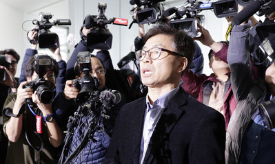 [한겨레 사설] 안희정, 스스로 진실 털어놓고 수사받는 게 도리다