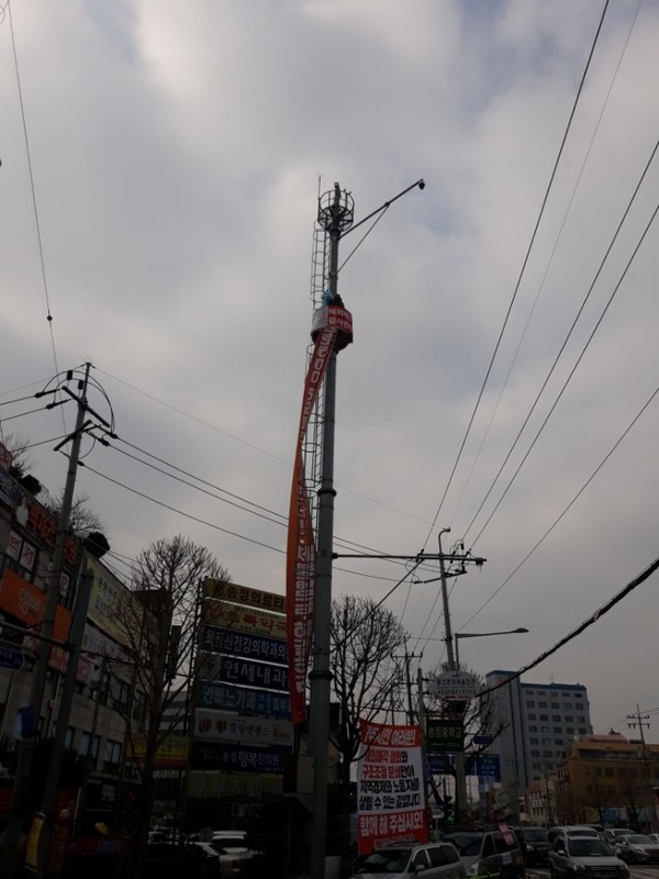9일 아침 광주시 광산구 영광통 사거리 금속노조 금호타이어 지회 조합원 고공농성장에 `금호타이어 해외 매각 반대&#39;라고 적힌 펼침막이 걸려 있다. 정대하 기자