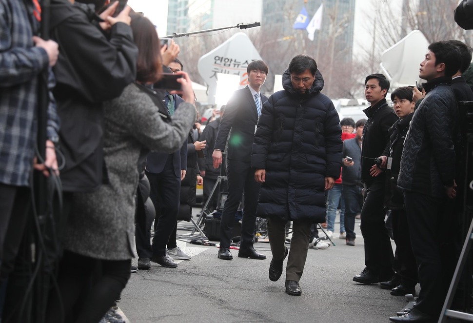 성폭행 파문에 휩싸인 안희정 전 충남지사가 9일 오후 서울 마포구 서울서부지검에 자진 출두 하고 있다. 백소아 기자 thanks@hani.co.kr