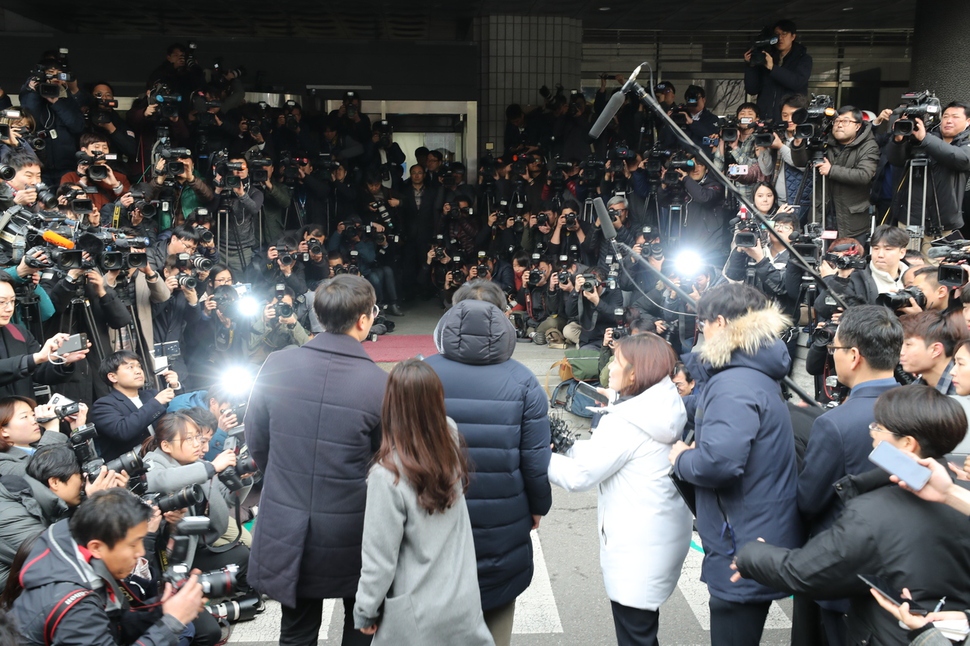 안희정 전 충남지사가 9일 오후 서울 마포구 서울서부지검에 자진 출두해 입장을 밝히고 있다. 강창광 기자 chang@hani.co.kr