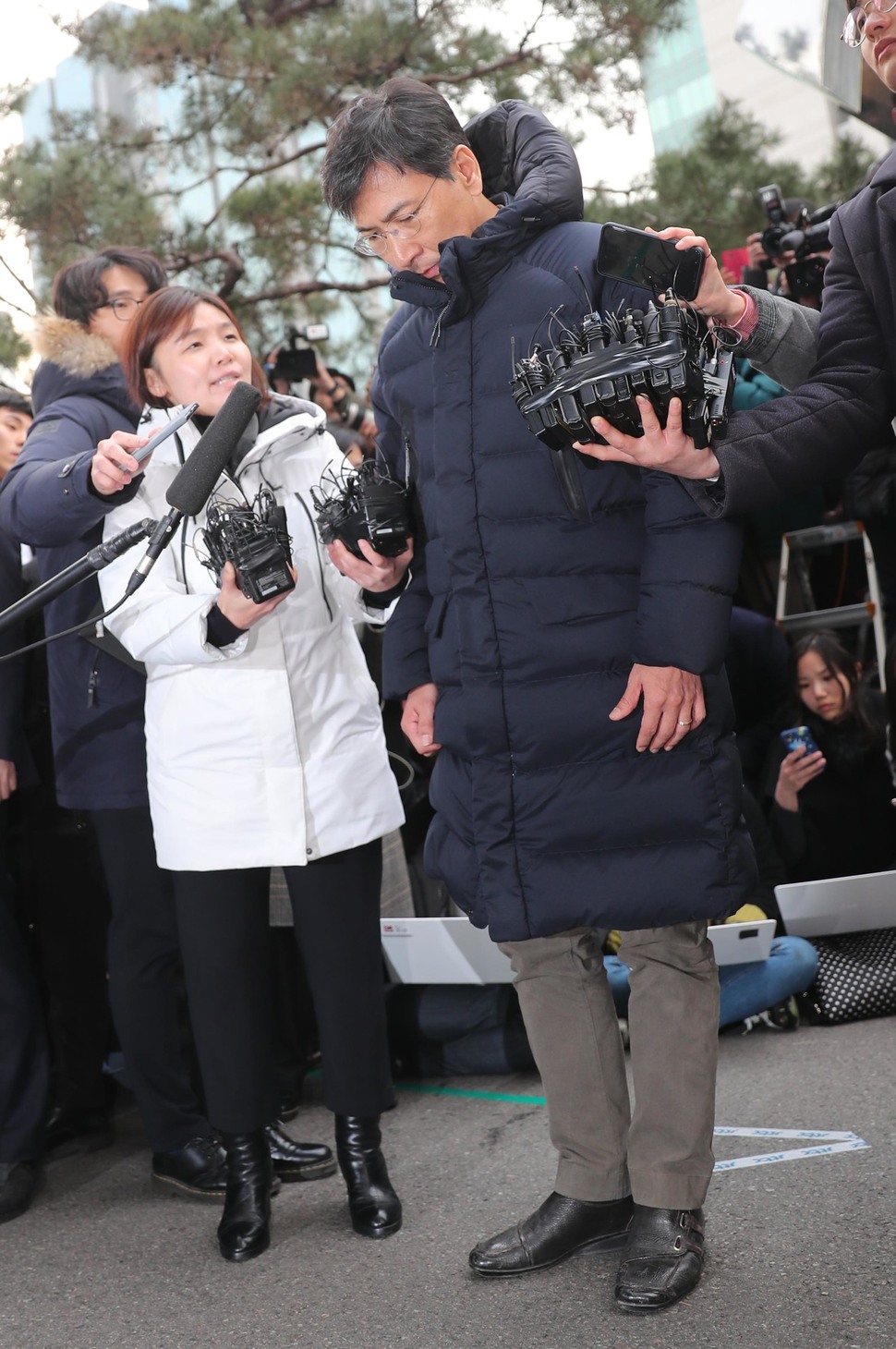 성폭행 파문에 휩싸인 안희정 전 충남지사가 9일 오후 서울 마포구 서울서부지방검찰에 자진 출두해 고개 숙이고 있다. 백소아 기자