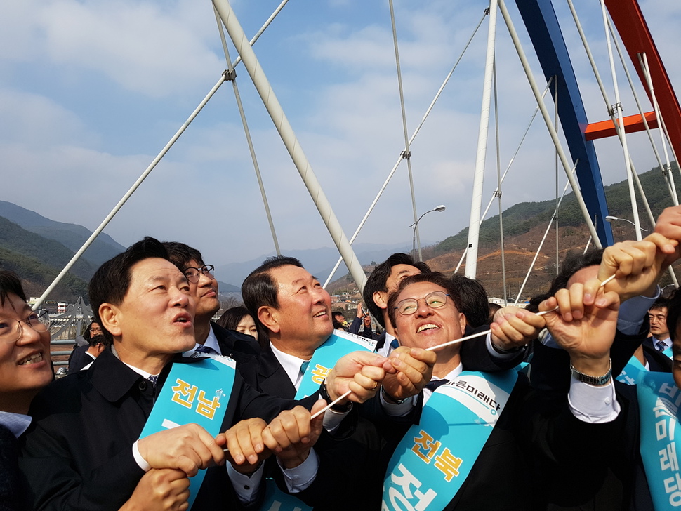 박주선 바른미래당 공동대표(가운데)와 주승용(왼쪽), 정운천(오른쪽) 의원이 화개장터 인근에서 지역주의 타파를 염원하며 연을 띄운 뒤 기뻐하고 있다. 송경화 기자