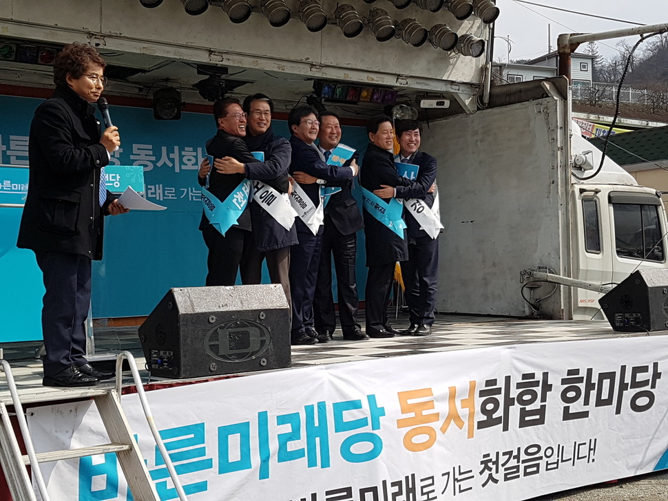 유승민·박주선 바른미래당 공동대표 등 지도부가 화개장터에서 영호남 화합을 위한 퍼포먼스를 하고 있다(2).