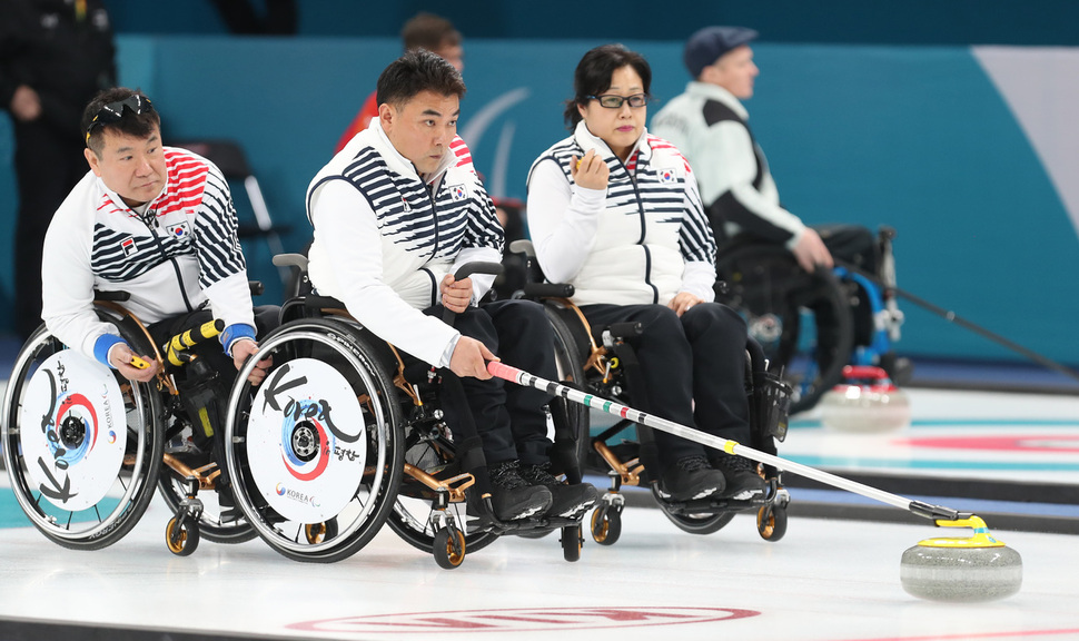 한국 휠체어컬링 대표팀이 10일 강릉컬링센터에서 2018평창겨울패럴림픽 미국과 예선 1차전 경기를 펼치고 있다. 한국의 7-3 승. 대한장애인체육회 제공