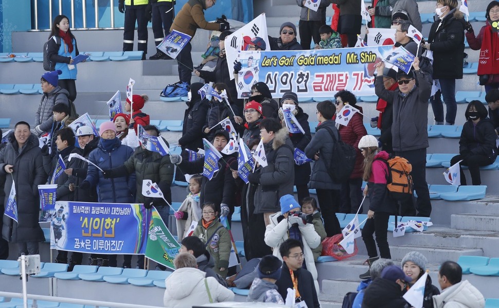 11일 강원도 평창 바이애슬론센터에서 열린 평창 겨울패럴림픽 크로스컨트리 15㎞ 좌식경기에서 관중들이 신의현 선수를 응원하고 있다. 평창/박종식 기자