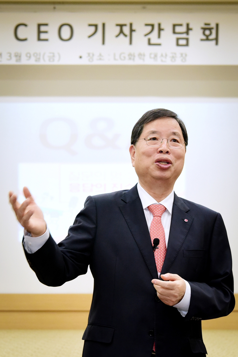 LG화학 박진수 부회장은 지난 9일 충남 서산시 대산공장에서 기자간담회를 열고 2020년까지 연평균 매출 15% 이상의 고도성장을 하겠다는 포부를 밝혔다. LG화학 제공
