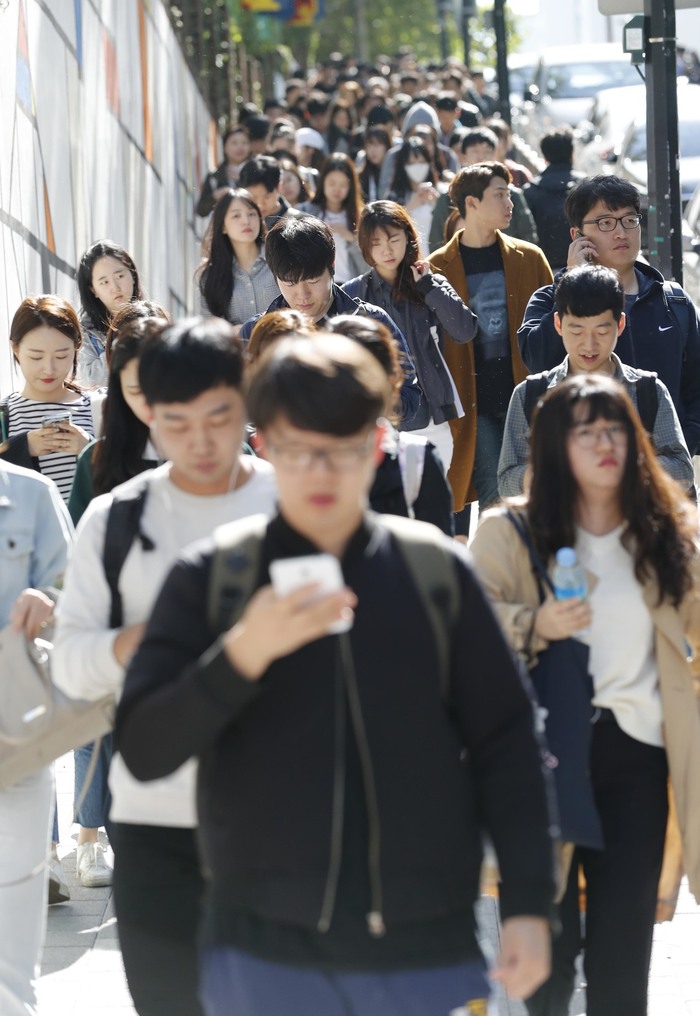 지난해 10월 서울 대치동 단대부고에서 열린 삼성의 직무적성검사(GSAT)를 마친 취업준비생들이 고사장을 나서고 있다. 박종식 기자 anaki@hani.co.kr