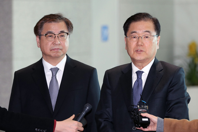 귀국하는 정의용·서훈 (영종도=연합뉴스) 한상균 기자 = 북한 방문 결과를 미국에 공유하고자 출국했던 정의용 청와대 국가안보실장(오른쪽)과 서훈 국가정보원장이 11일 오후 인천국제공항을 통해 귀국, 취재진의 질문에 답변하고 있다. 2018.3.11 xyz@yna.co.kr/2018-03-11 16:30:10/ <저작권자 ⓒ 1980-2018 ㈜연합뉴스. 무단 전재 재배포 금지.>