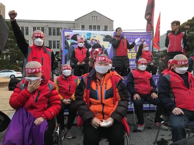 제110회 세계여성의날이었던 지난 8일 오후 5시 동국대 청소노동자 18명은 학교의 청소노동자 인원 감축과 근로장학생 대체 조치에 반발하며 동국대 학내에서 삭발식을 진행했다. 민주노총 서울일반노조 동국대시설관리분회 제공
